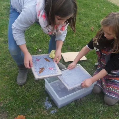 Fabrique ta propre feuille de papier recyclé. Sortie, activité centres de loisirs